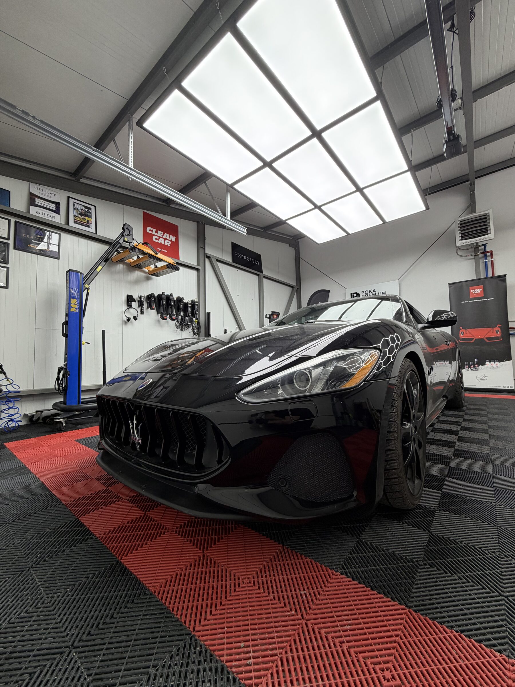 Efekt prac detailingowych — przed i po — przed